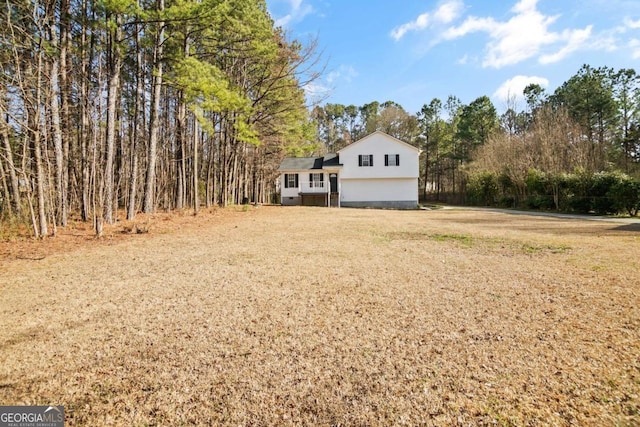 view of front facade with dirt driveway