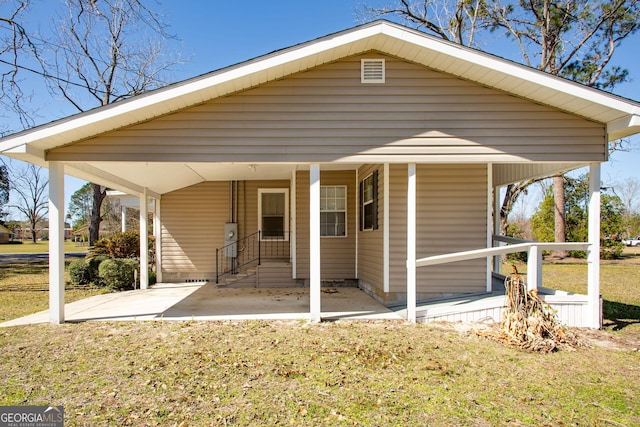 view of front facade featuring a carport and a front yard