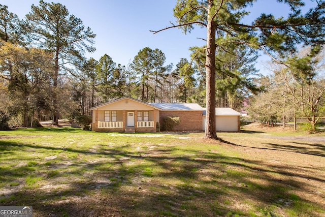 view of front of property featuring covered porch and a front yard