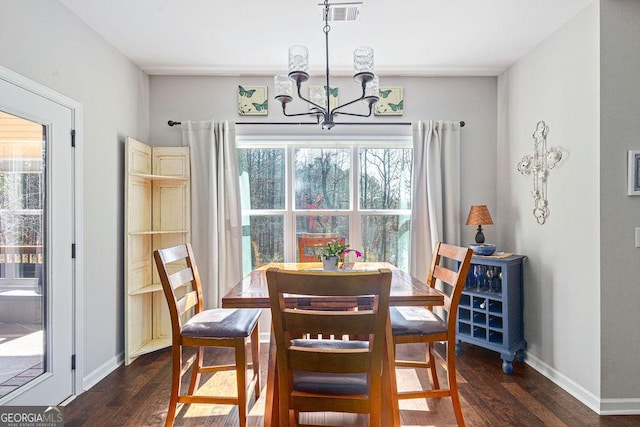 dining room featuring visible vents, an inviting chandelier, dark wood-type flooring, and baseboards