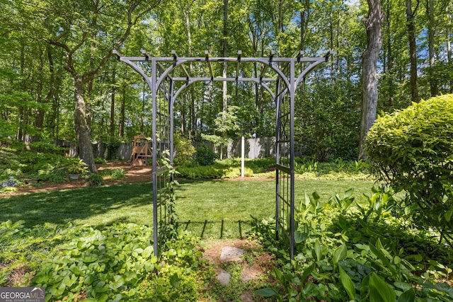 view of yard featuring view of scattered trees