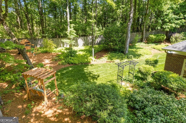 view of yard featuring a water view