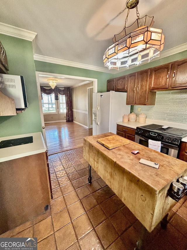 kitchen with electric stove, backsplash, white fridge with ice dispenser, crown molding, and a chandelier