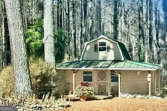 view of outdoor structure featuring an outbuilding