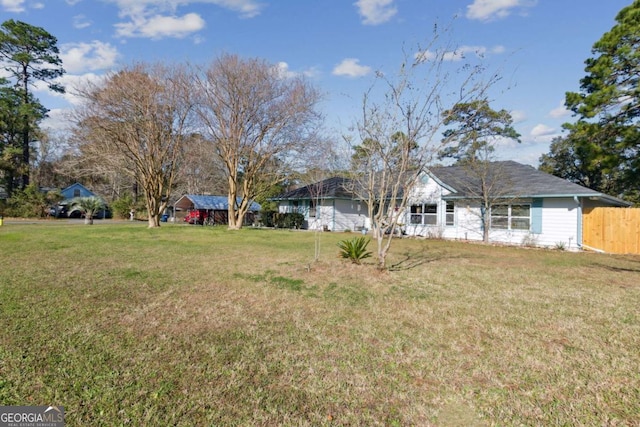 view of front of property featuring a front lawn and fence