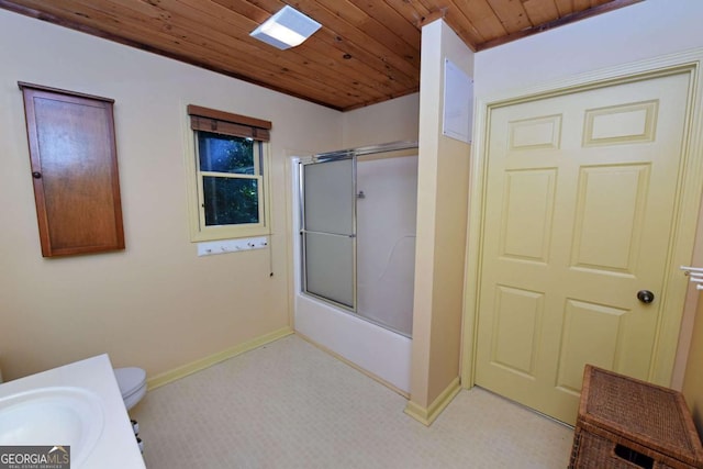 bathroom featuring baseboards, enclosed tub / shower combo, a sink, wood ceiling, and toilet