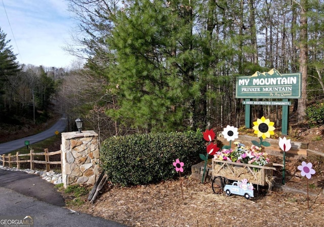 view of community / neighborhood sign