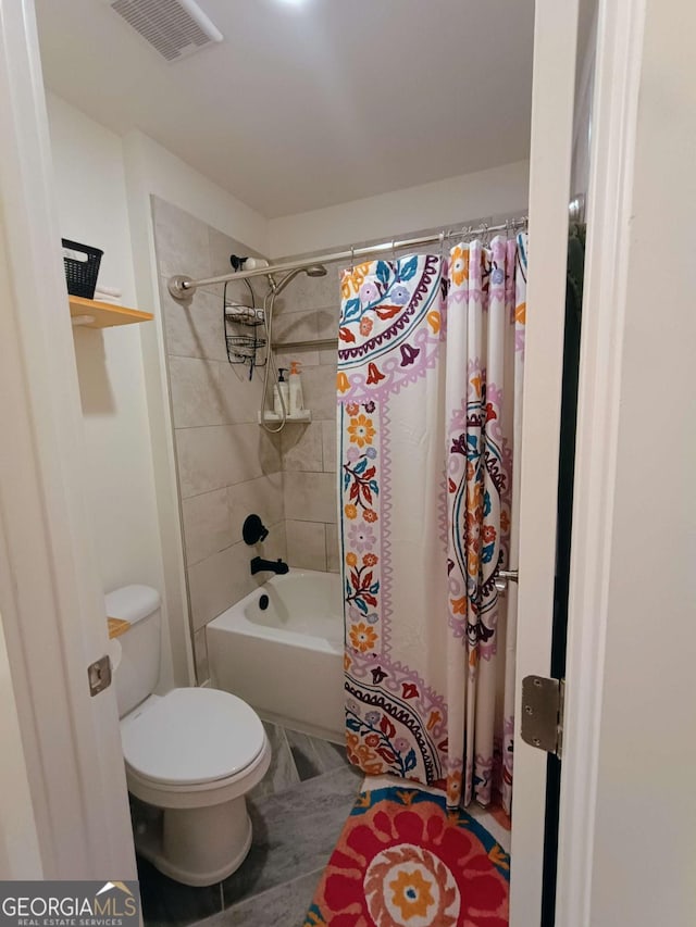 full bathroom with visible vents, toilet, and shower / tub combo with curtain