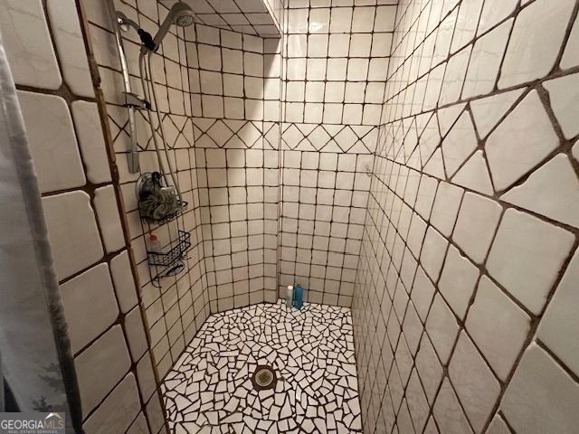 full bathroom featuring tiled shower