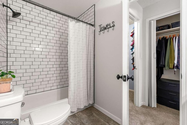 bathroom featuring toilet, shower / bath combo with shower curtain, baseboards, and wood finished floors