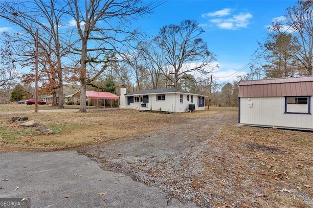 view of yard featuring an outbuilding