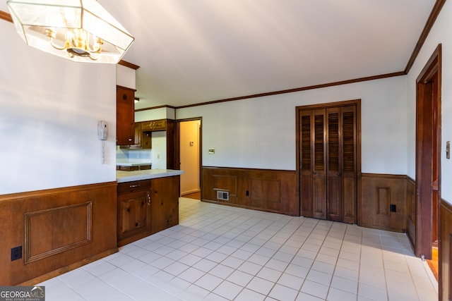 kitchen featuring visible vents, an inviting chandelier, wainscoting, light countertops, and light tile patterned floors