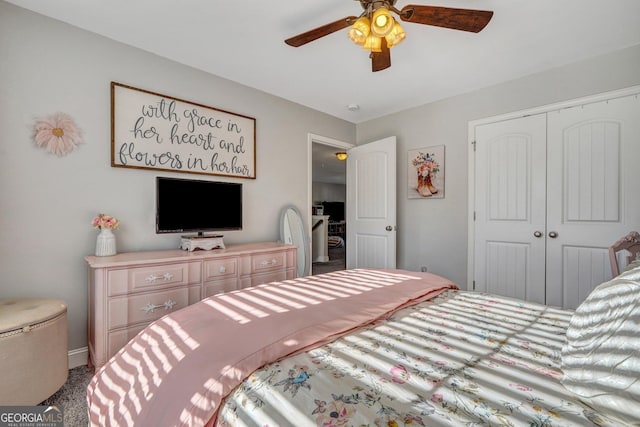 bedroom featuring a closet, baseboards, carpet flooring, and a ceiling fan