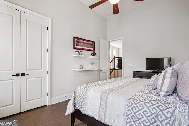 bedroom with a ceiling fan, baseboards, and dark wood-style flooring