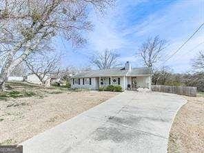 view of front of property featuring concrete driveway