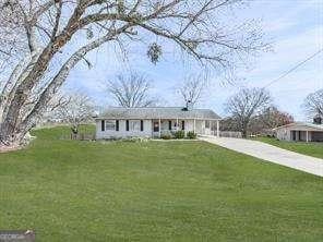 view of front of property featuring a front yard and driveway