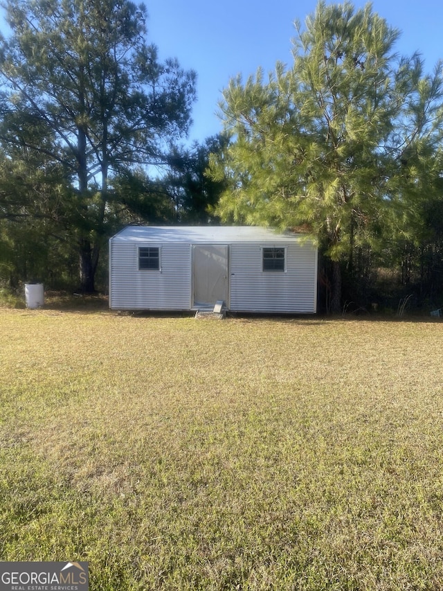 view of yard featuring an outbuilding