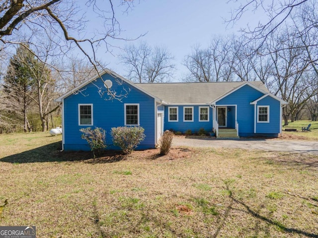 view of front of house with a front lawn and driveway