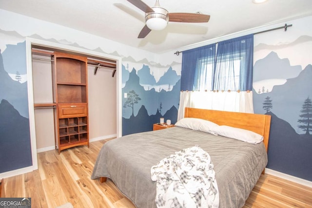 bedroom with light wood-style flooring, a ceiling fan, baseboards, and a closet