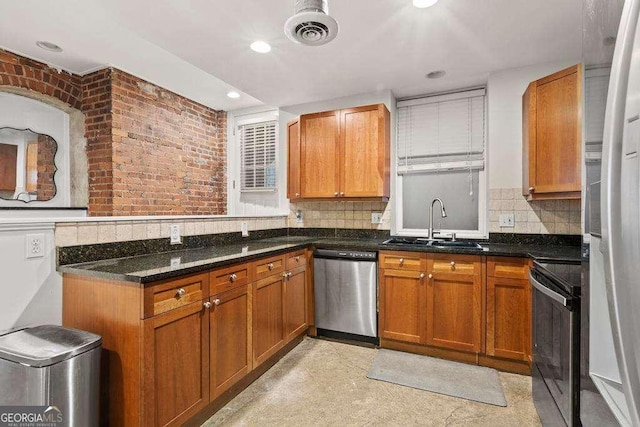 kitchen featuring electric range, visible vents, a sink, decorative backsplash, and dishwasher