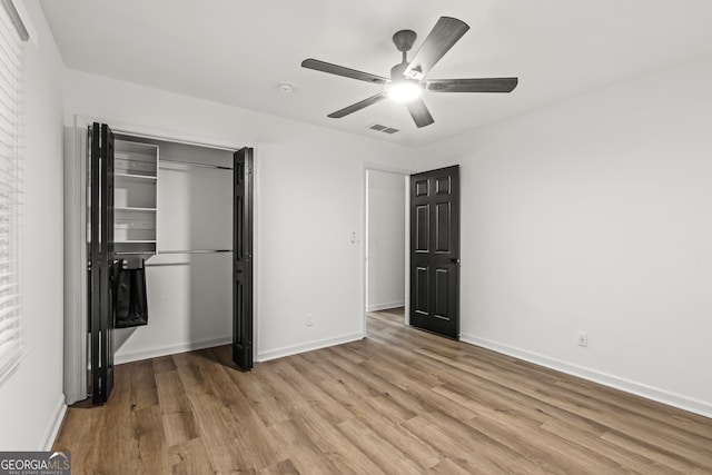 unfurnished bedroom featuring baseboards, visible vents, light wood-style floors, a closet, and ceiling fan