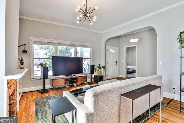 living area with wood finished floors, arched walkways, a wealth of natural light, and baseboards