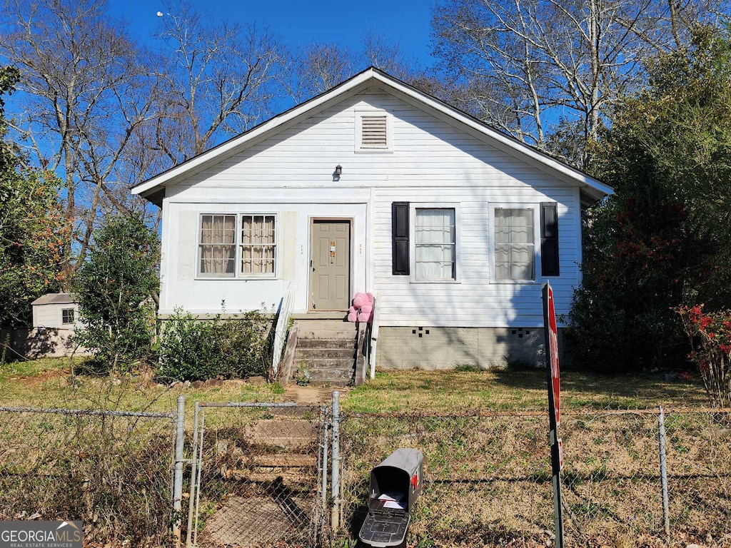 bungalow-style house featuring fence