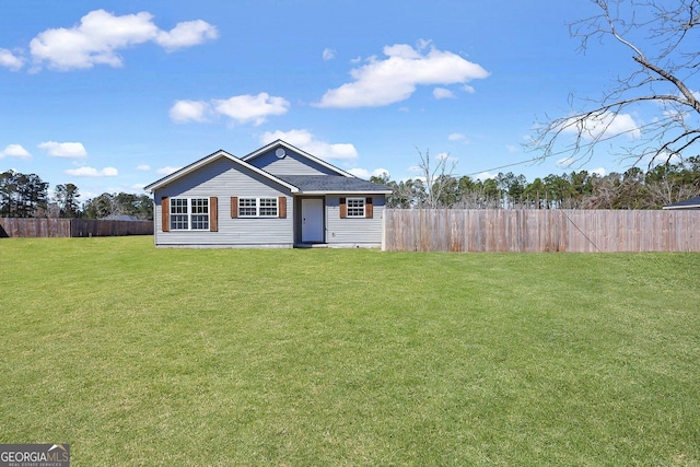 view of front of property featuring a front yard and fence