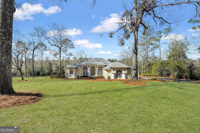 view of front of property featuring a front yard and a porch