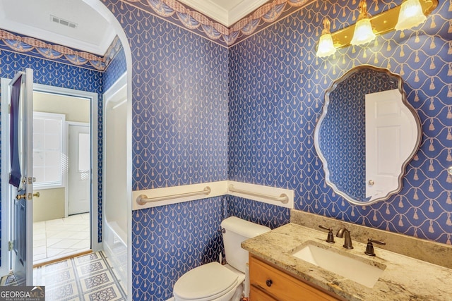 full bathroom with visible vents, toilet, ornamental molding, and wallpapered walls