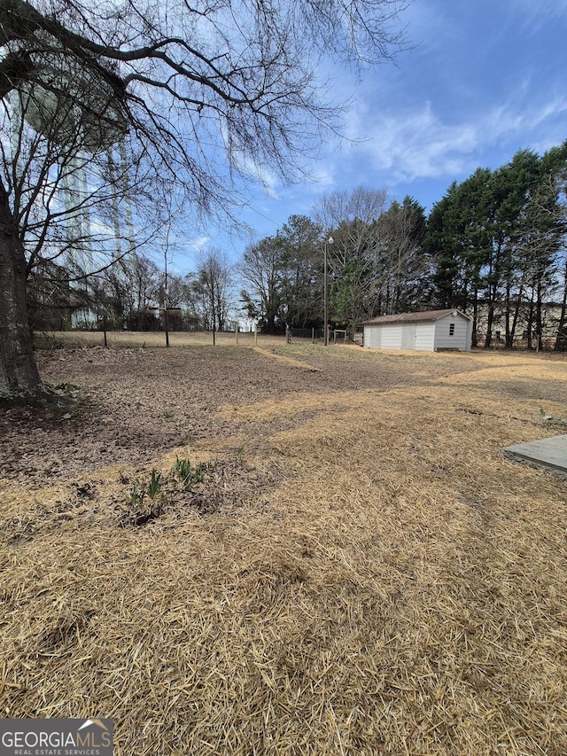 view of yard featuring a detached garage