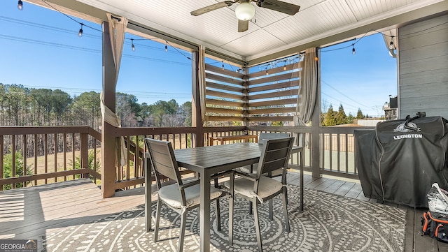 sunroom / solarium featuring a ceiling fan