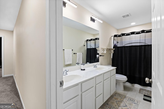 full bath featuring visible vents, toilet, a shower with shower curtain, and a sink