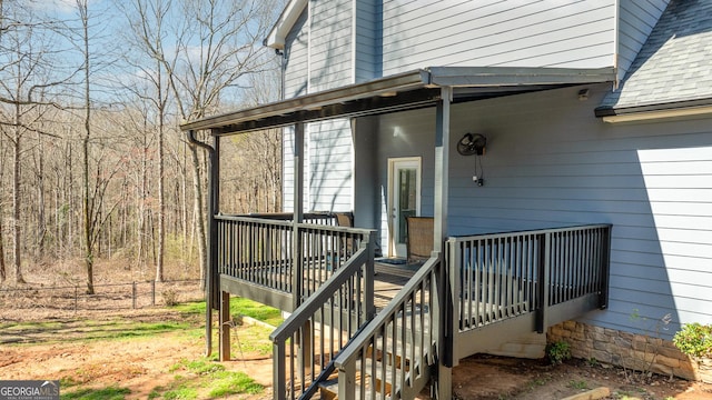 entrance to property featuring a shingled roof