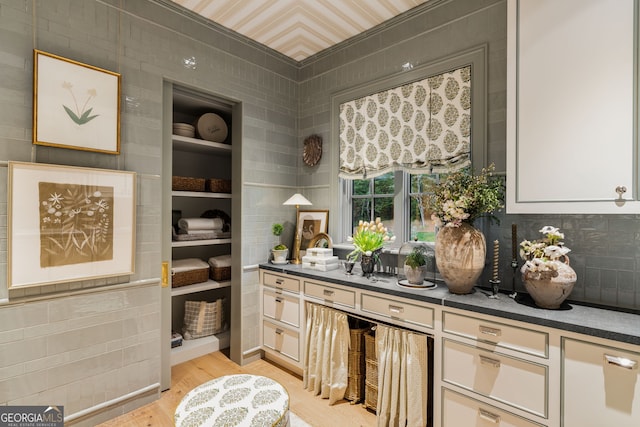 41 Blackland Rd NW, Atlanta, GA 30342 - bar featuring light wood-type flooring and tasteful backsplash