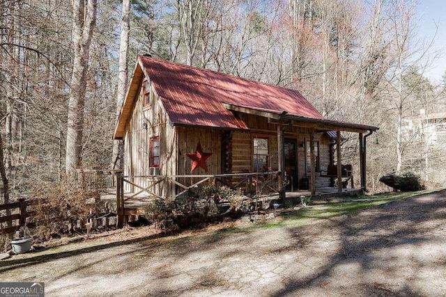 view of front of property featuring metal roof and a porch