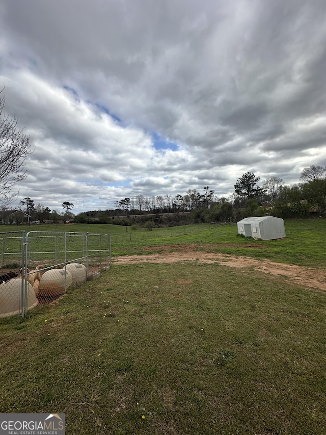 view of yard featuring a rural view