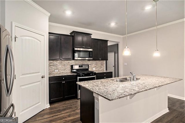 kitchen with dark wood-style flooring, a sink, appliances with stainless steel finishes, crown molding, and tasteful backsplash