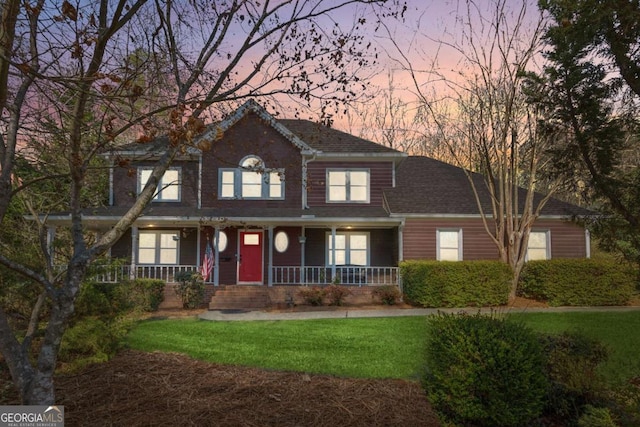 view of front of property featuring a porch and a front yard