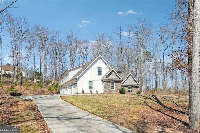 view of front of house with a front lawn, a garage, and driveway