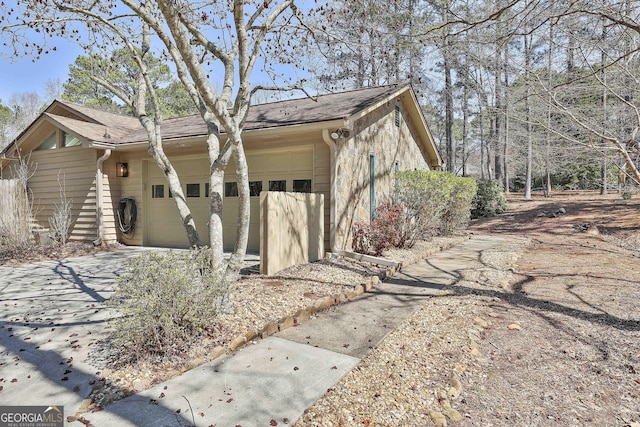 view of front of house with driveway