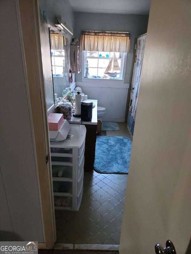 full bathroom with curtained shower and toilet