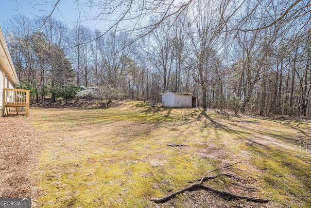 view of yard featuring an outbuilding