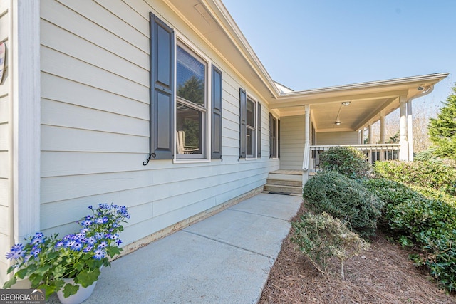 entrance to property featuring covered porch