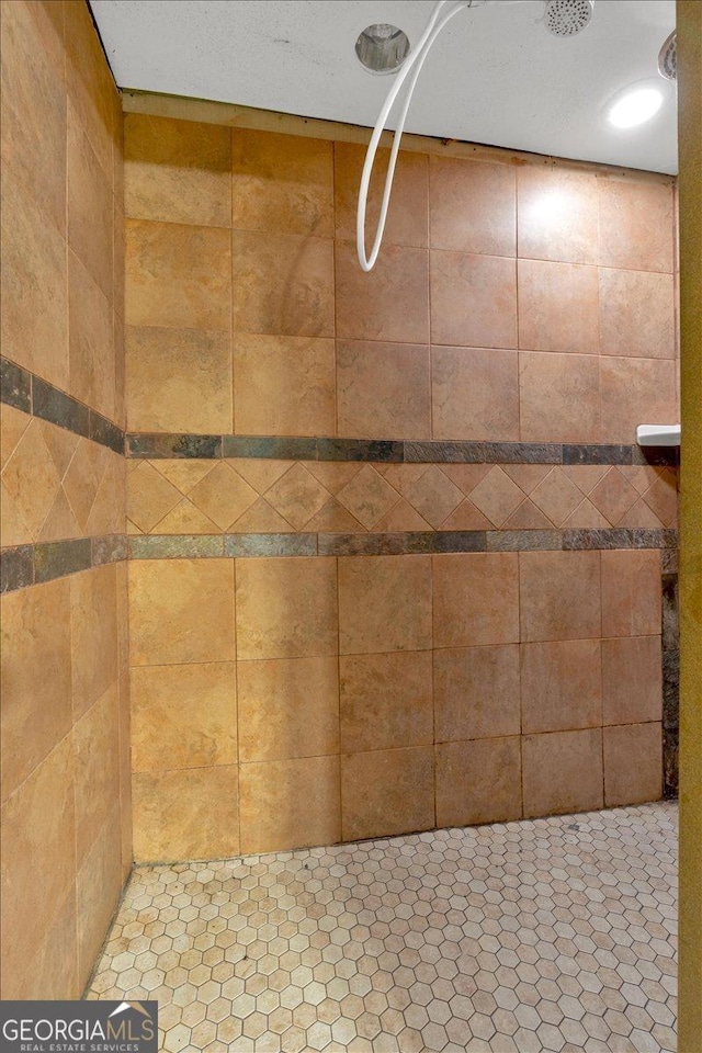 bathroom featuring a tile shower