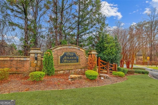 community / neighborhood sign with a yard