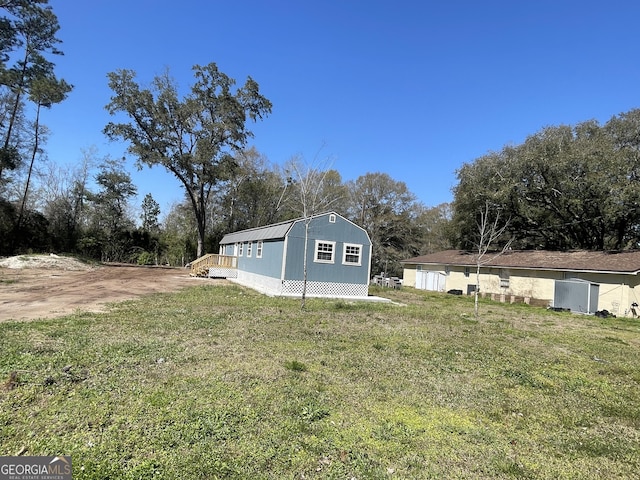 view of yard with an outdoor structure