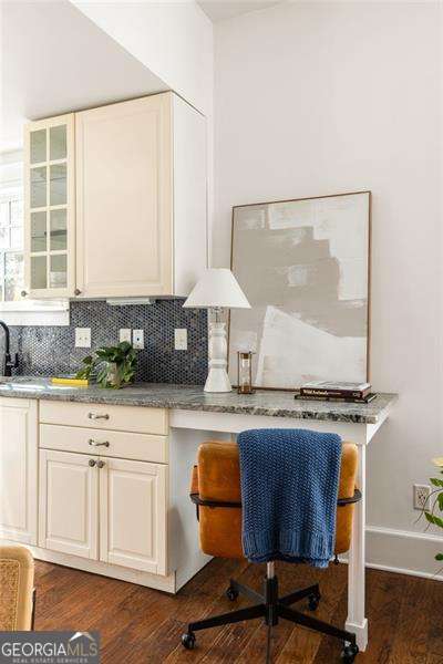 office area featuring baseboards and dark wood-style flooring