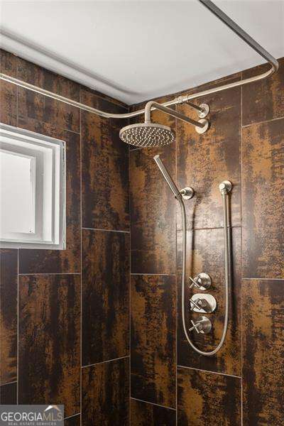 details featuring tiled shower