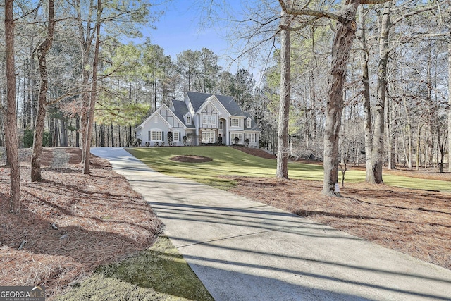 view of front of property featuring driveway and a front yard